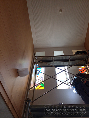 吹き抜けのステンドグラスの取りつけ足場