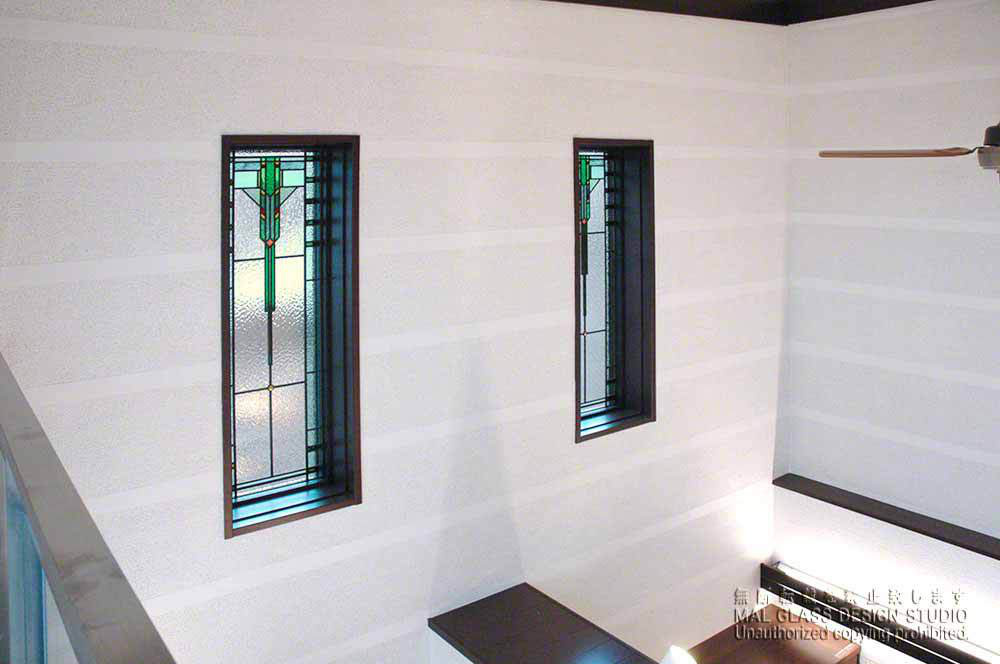 現代住宅に馴染む2枚一組のライト調のステンドグラス。