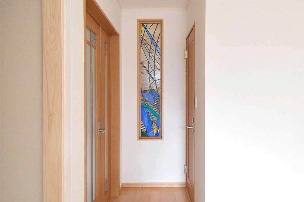住宅の玄関正面に施工された現代的なステンドグラス。