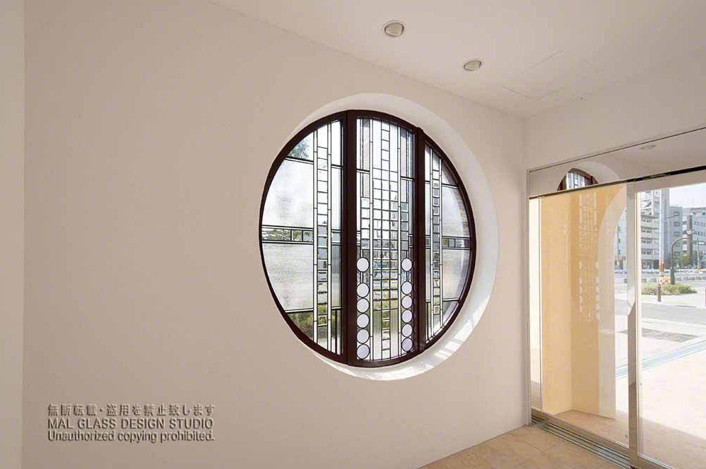 大阪市東淀川区歯科医院エントランス スタイリッシュなステンドグラスの施工例