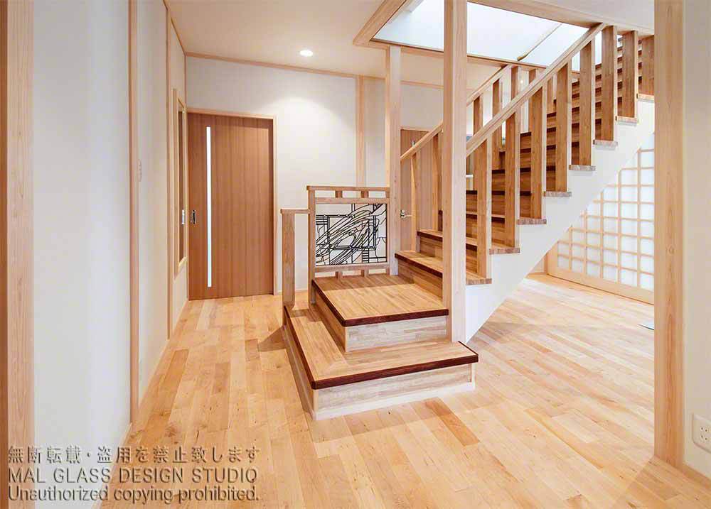 岡山県真庭市玄関階段｜現代的なステンドグラスの施工例