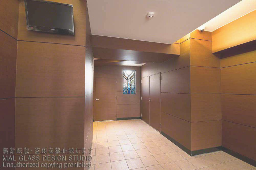 エレベーターホールに施工された現代的なステンドグラス。