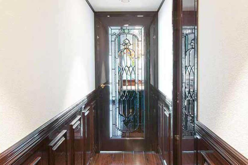 廊下の装飾様式にも調和したアンティーク調のステンドグラス。
