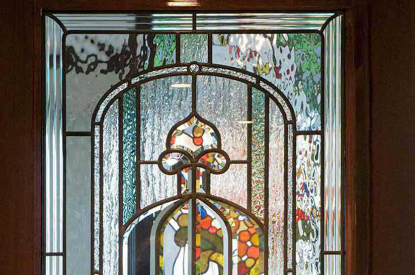 面取ガラスに映るステンドグラスが綺麗なアンティーク調のドア
