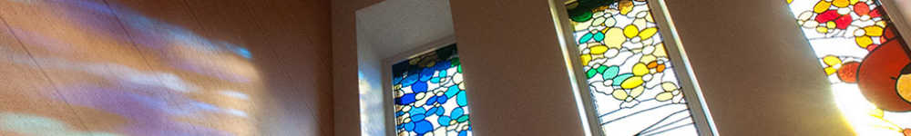 陰がきれいなステンドグラスの画像
