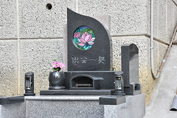 墓石に取りつけたステンドグラス