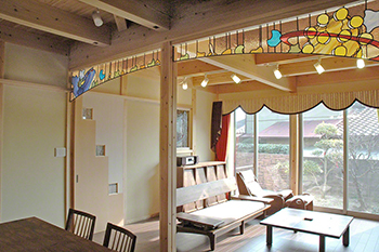 リビングルーム/ダイニングルームの欄間に取りつけたステンドグラス