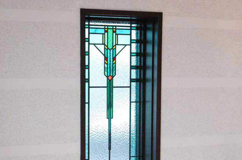グリーンのガラスが映えるＦ･Ｌ･ライト調のステンドグラス。
