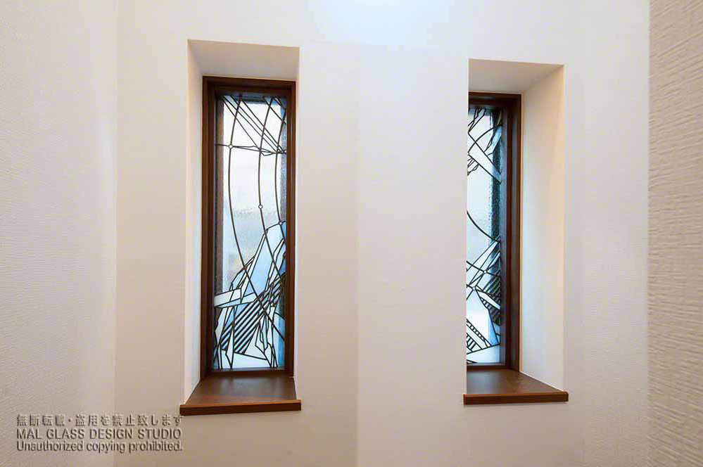 マルグラスのオリジナリティが発揮された現代的なステンドグラス。