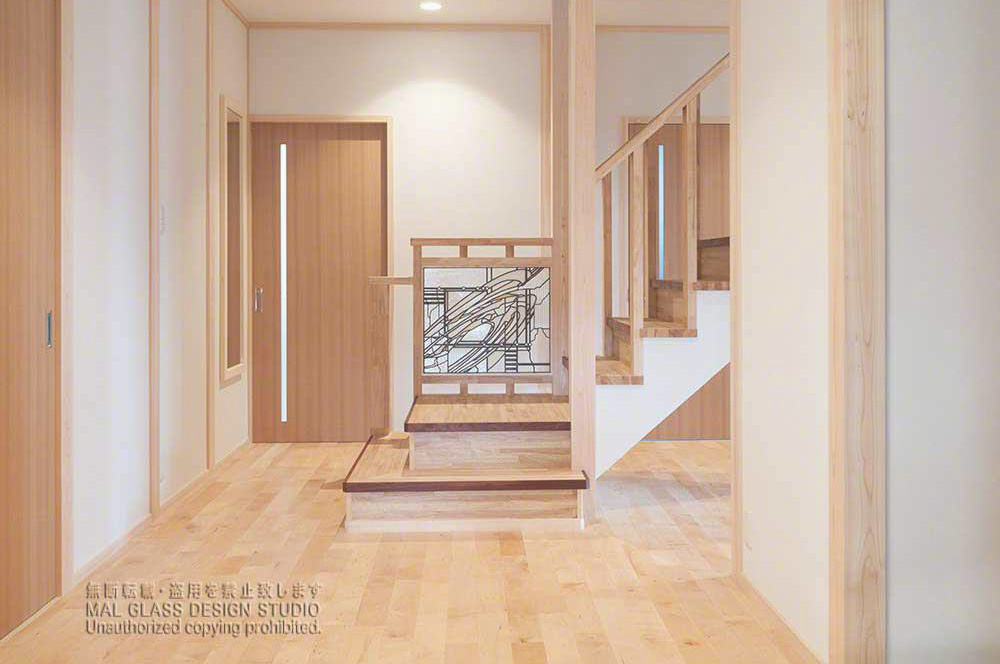 現代的和風住宅に施工された現代的なステンドグラス。