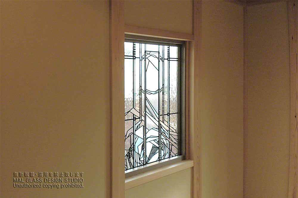 無垢の木造住宅に施工された、現代的でスタイリッシュなステンドグラス。