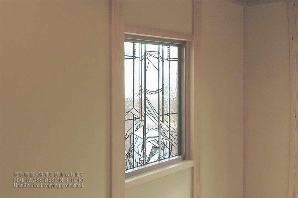 無垢の木造住宅に施工された、現代的でスタイリッシュなステンドグラス。