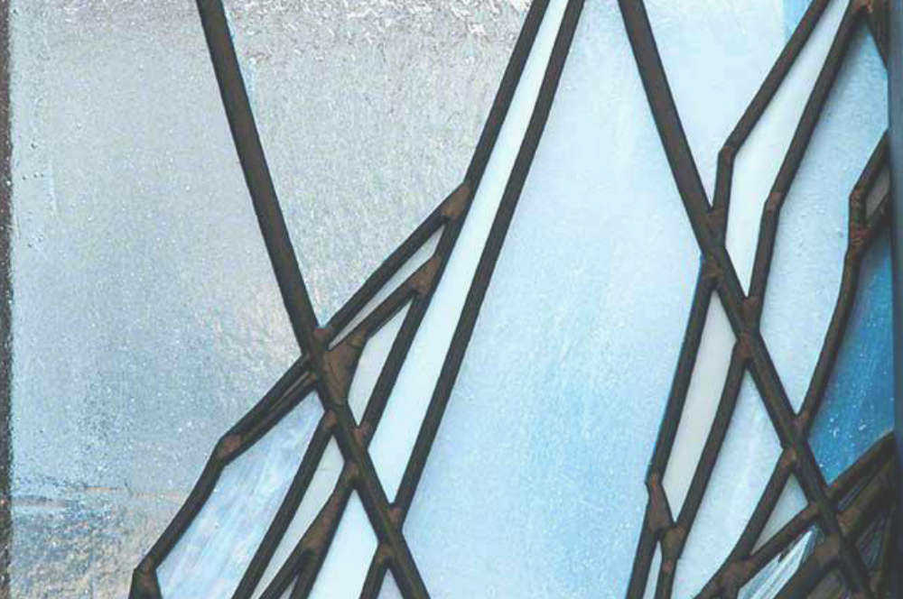 シャープで空間的なイメージが特徴のステンドグラスの拡大写真。