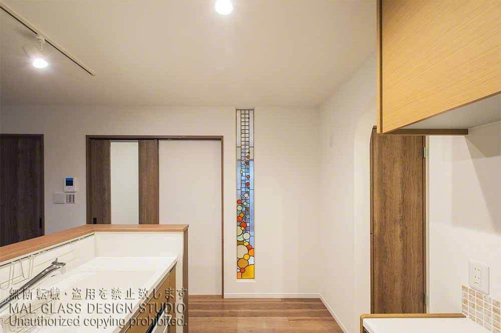 明るくカラフルになステンドグラスをキッチン側から見た様子。