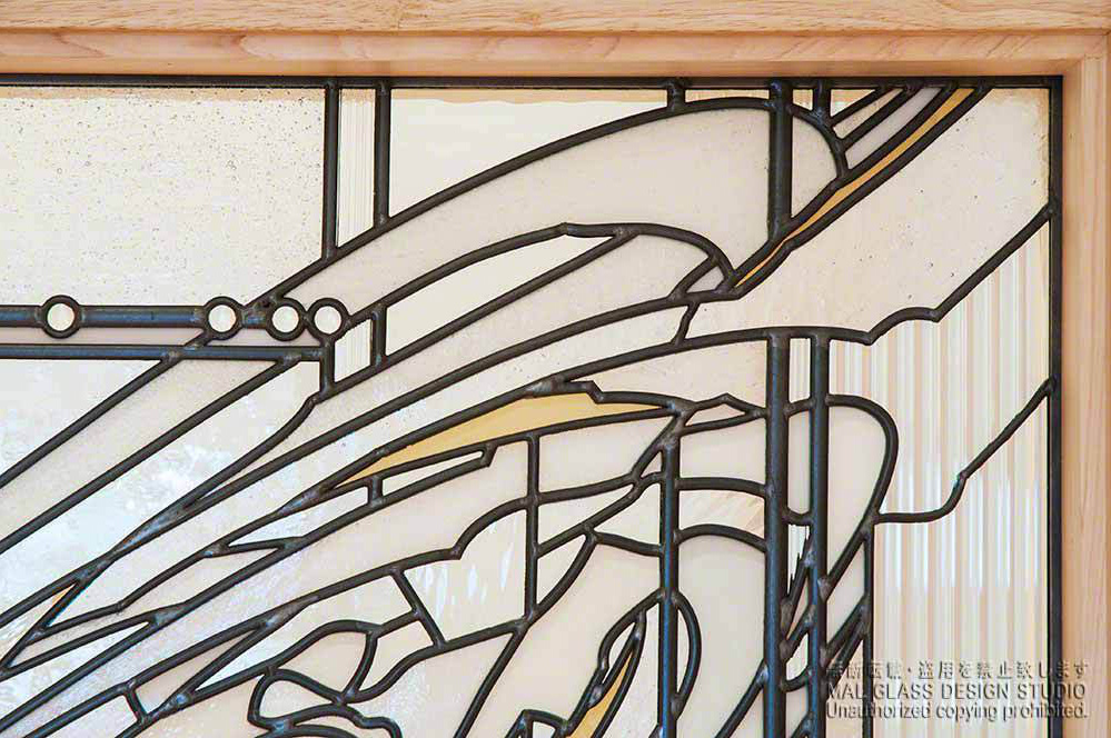 アブストラクトでインパクトの強いステンドグラスの拡大写真。