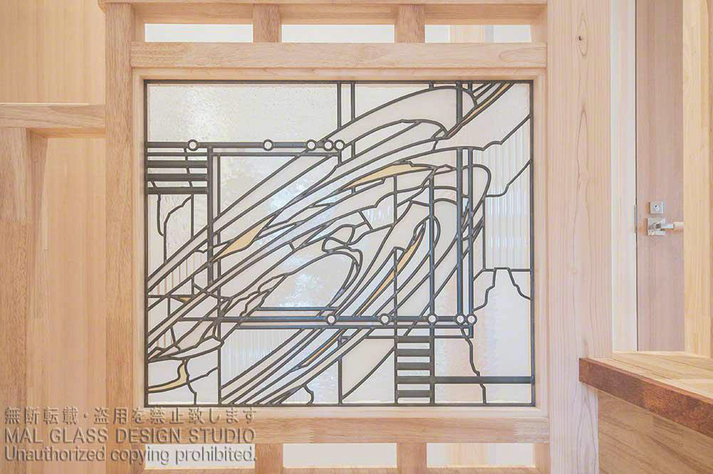 白から乳白色、透明のコンビネーションの現代的でスタイリッシュなステンドグラス。