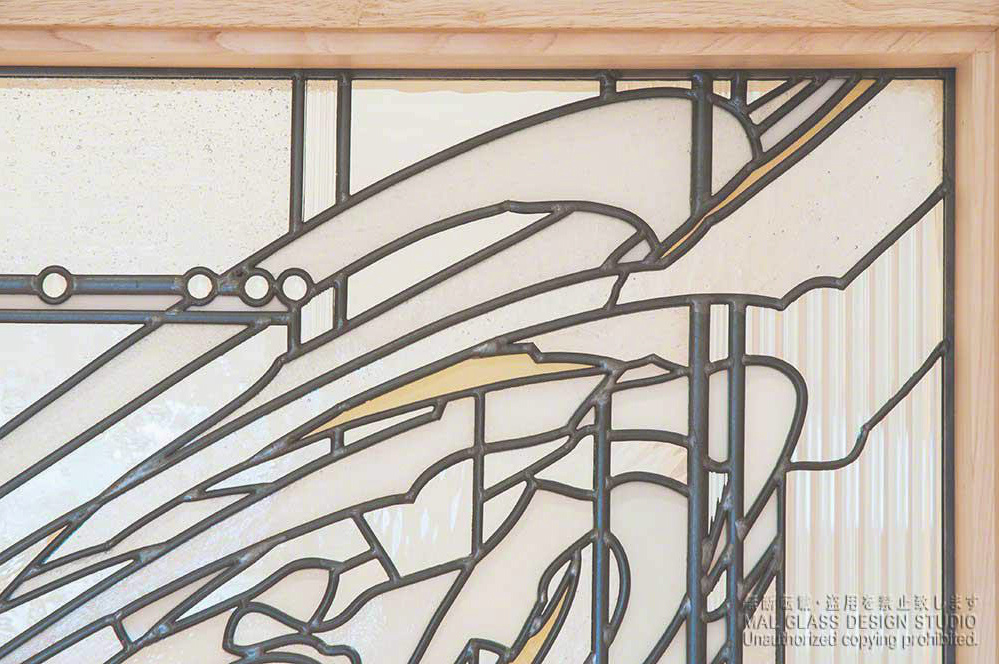 アブストラクトでインパクトの強いステンドグラスの拡大写真。