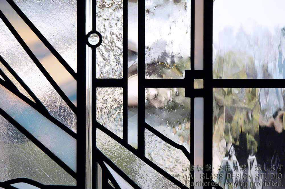 透明ガラスと乳白色のガラスのコントラストが美しいステンドグラスの拡大写真。