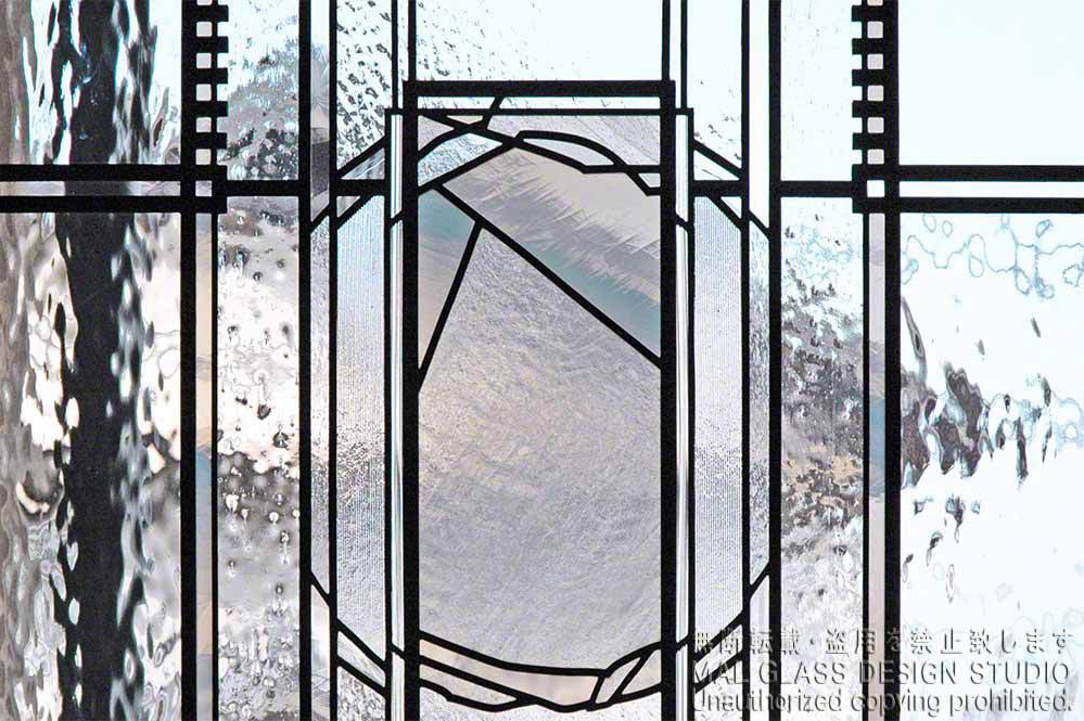沈まぬ太陽を暗示しているステンドグラスの上部分