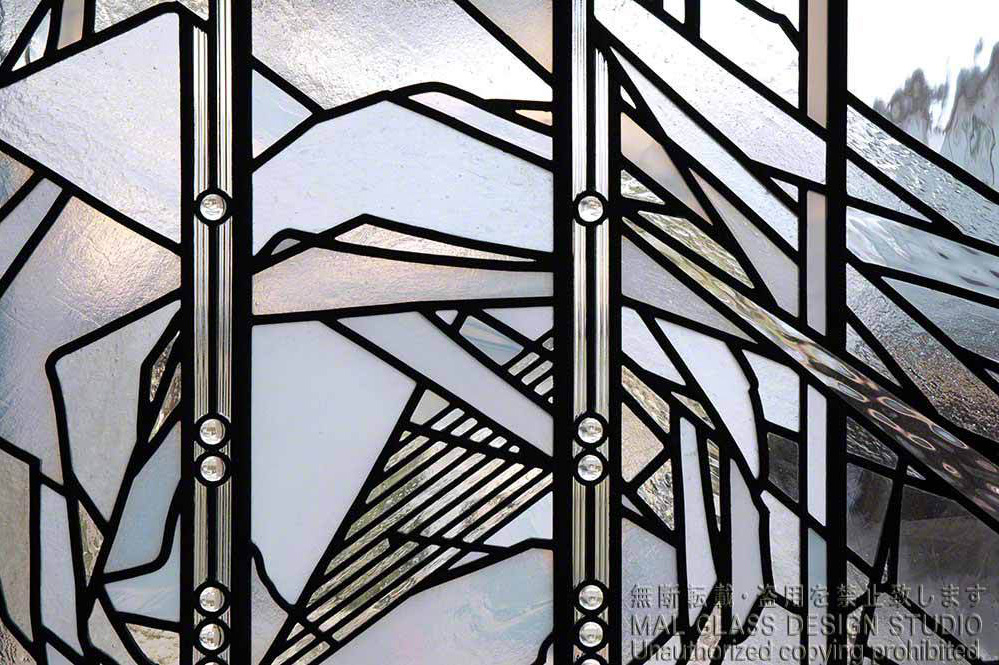 乳白色のガラスに透明のジュエルが映えるステンドグラス。