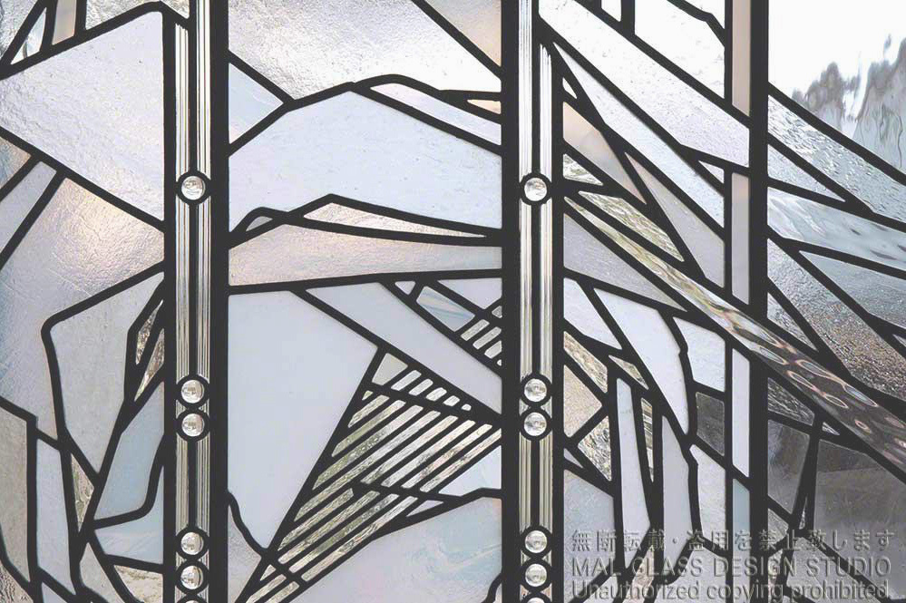 乳白色のガラスに透明のジュエルが映えるステンドグラス。