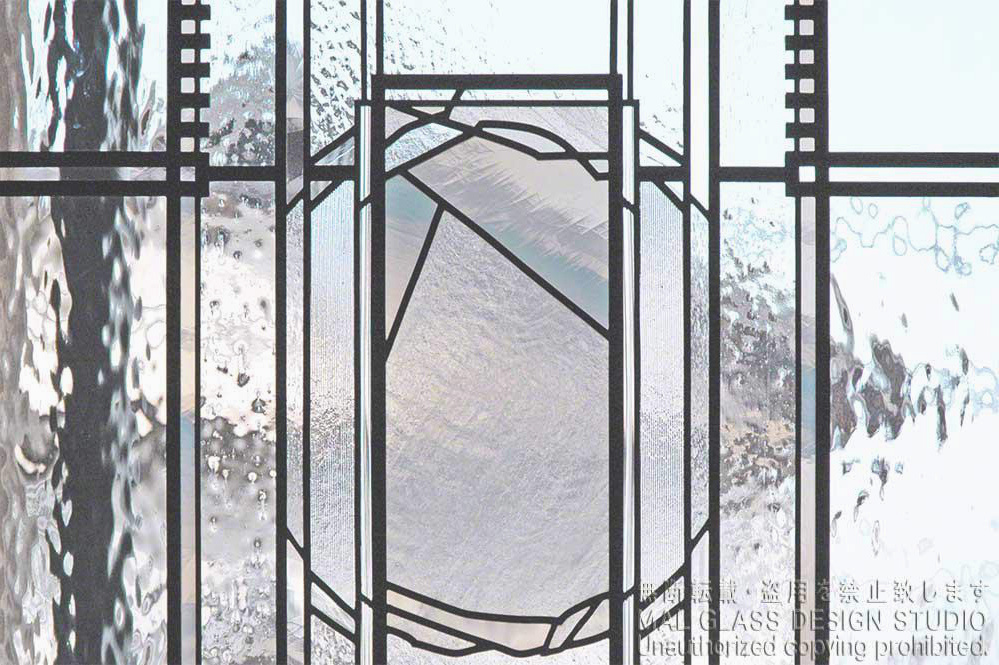 沈まぬ太陽を暗示しているステンドグラスの上部分