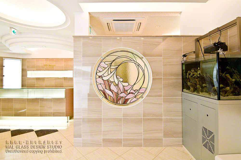 植物をイメージしたエレガントな雰囲気の円形のステンドグラス。