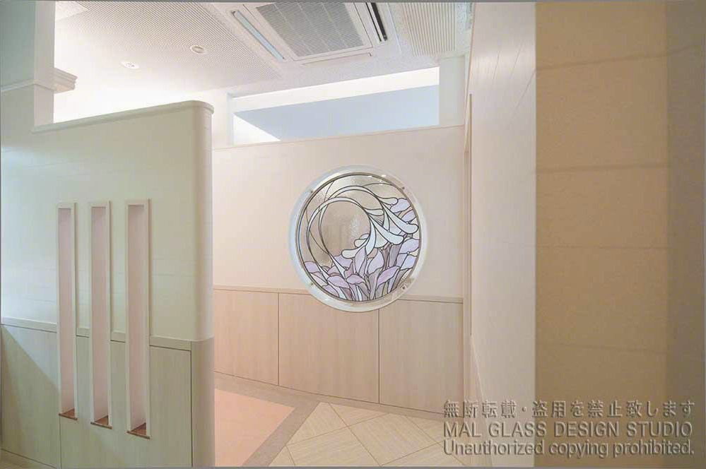 淡い色合いでエレガントなイメージのステンドグラス。