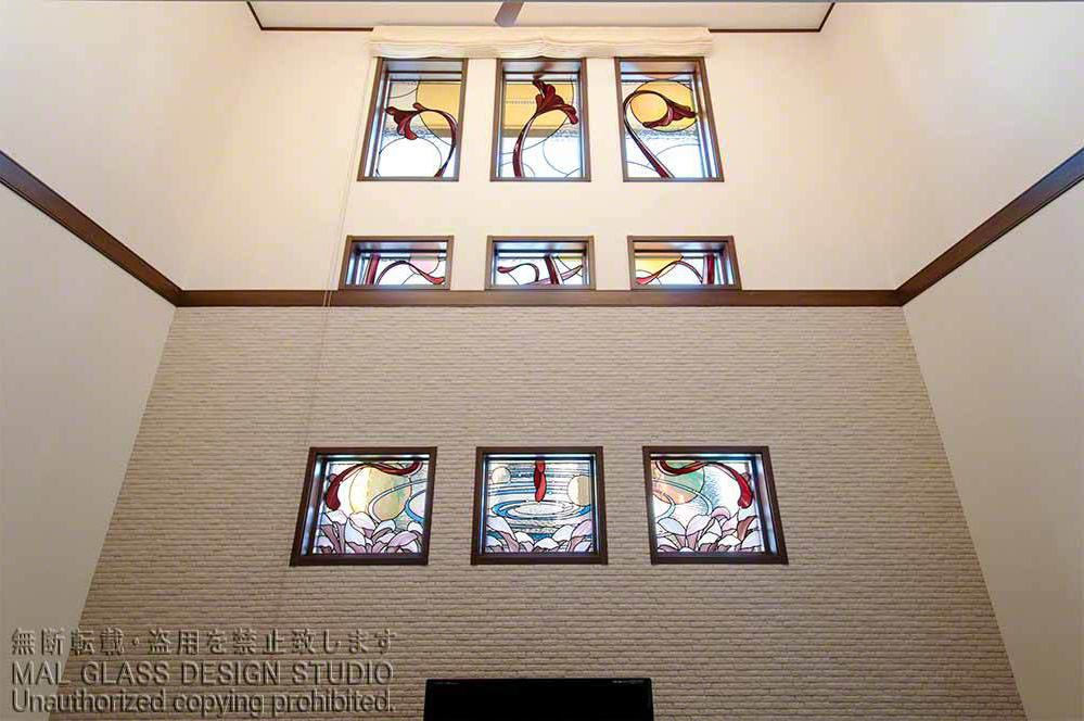 リビングルームの吹き抜けに施工された9枚一組のステンドグラス。