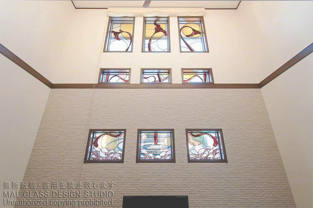 リビングルームの吹き抜けに施工された9枚一組のステンドグラス。