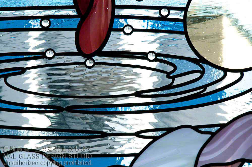 ウォターガラスとジュエルがとても美しいステンドグラスのクローズアップ。