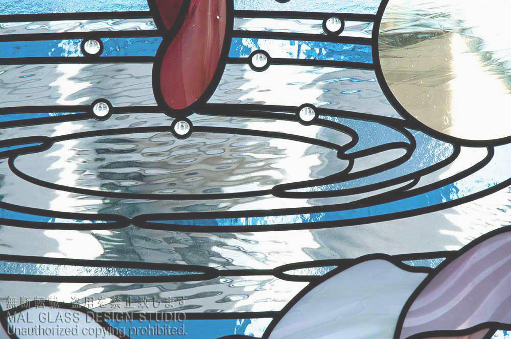 ウォターガラスとジュエルがとても美しいステンドグラスのクローズアップ。