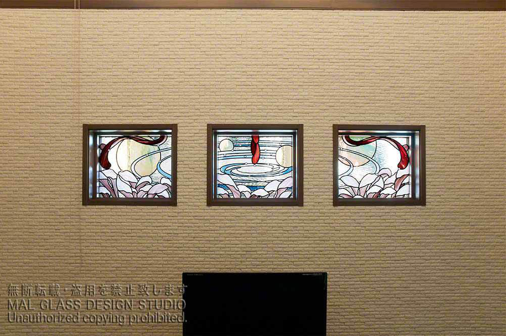 リビングルームに取り付けられた水辺をイメージさせるステンドグラス。