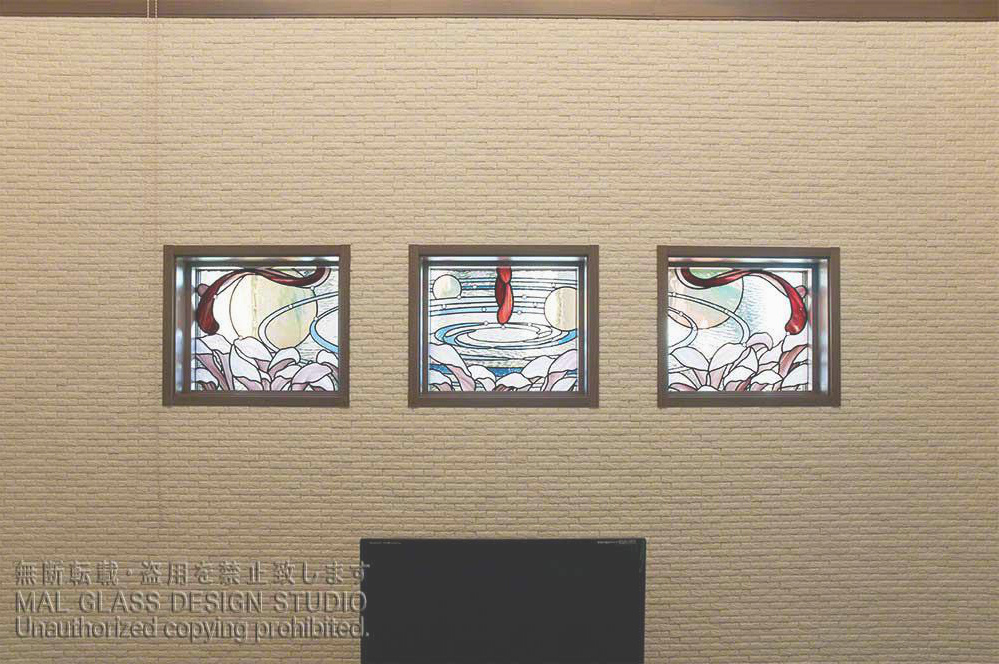 リビングルームに取り付けられた水辺をイメージさせるステンドグラス。