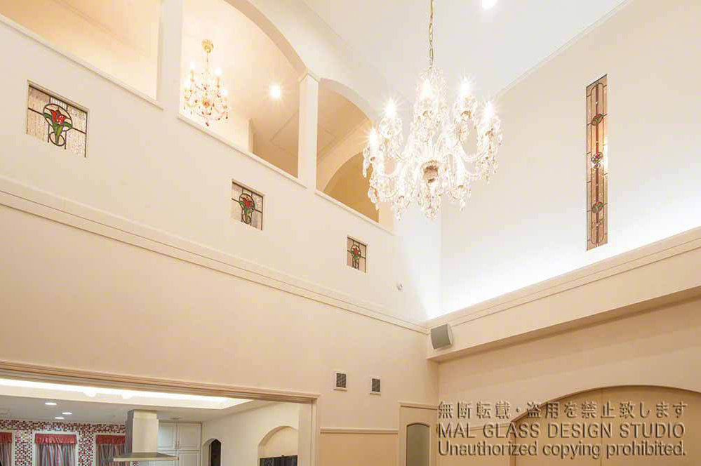 リビングルーム吹き抜け側から見たエレガントでかわいいステンドグラス。
