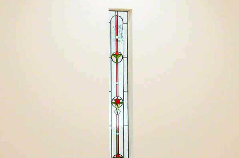ピンクと赤をメインに配色したエレガントでかわいいステンドグラス。