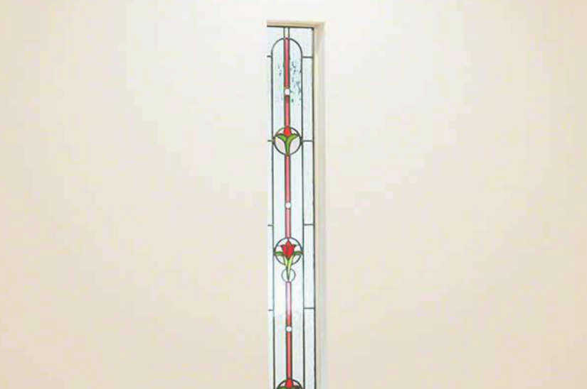 ピンクと赤をメインに配色したエレガントでかわいいステンドグラス。
