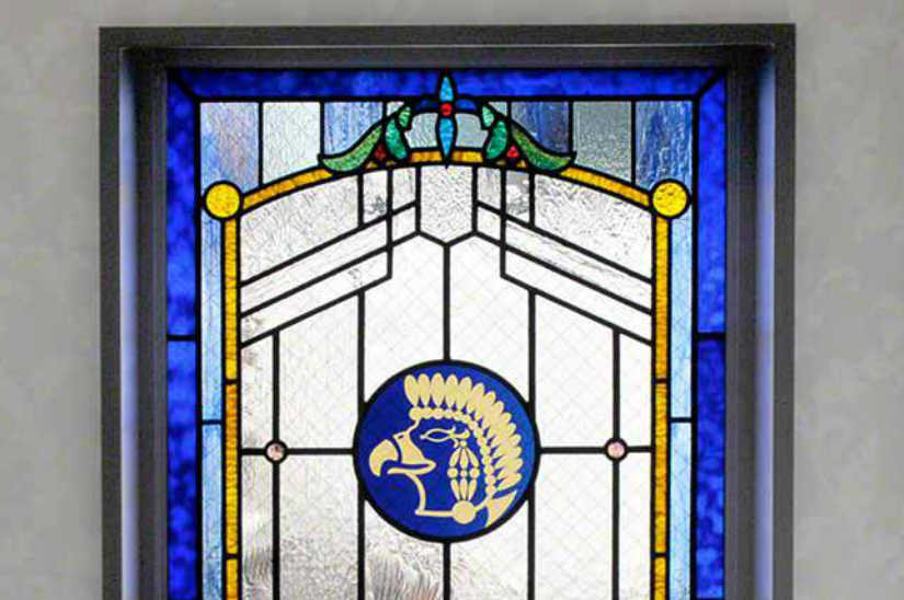 青いフレームと黄色いボーダーが印象的なクラシック調のステンドグラス