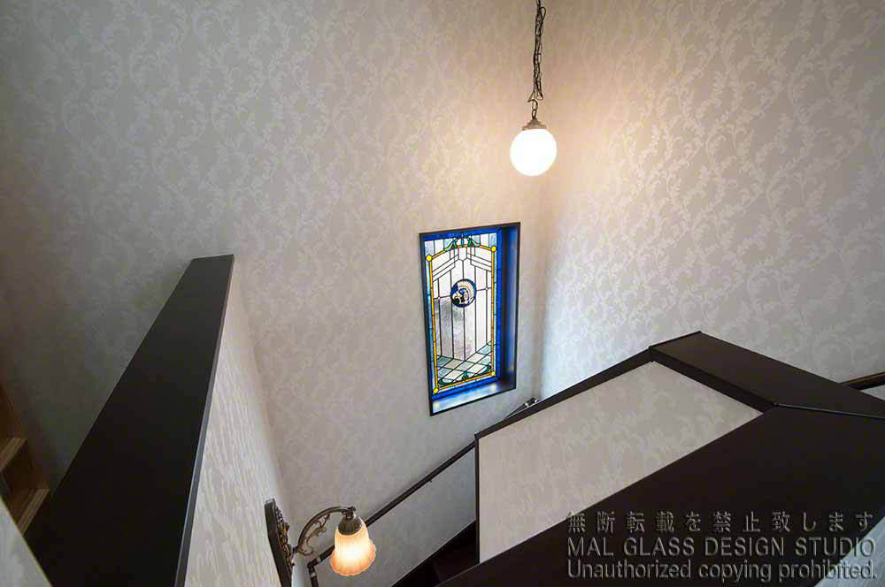 階段踊り場に施工されたクラシック調のステンドグラス。