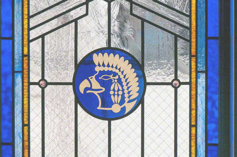 エッチンググラスをオーナメントに採用したクラシック調のステンドグラス。