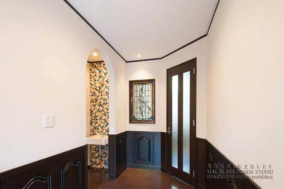 室内のインテリアと調和したアンティーク調のステンドグラス。