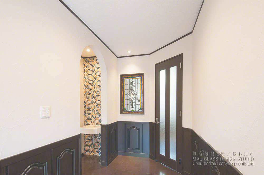 室内のインテリアと調和したアンティーク調のステンドグラス。