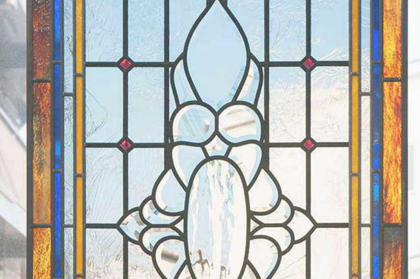 面取ガラスのオーナメントをメインに使ったアンティーク調のステンドグラス。