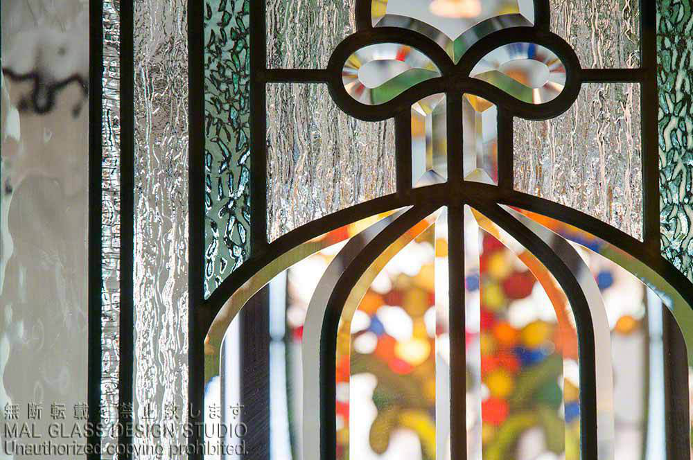面取ガラス越しに見えるステンドグラスがきれいな拡大写真。
