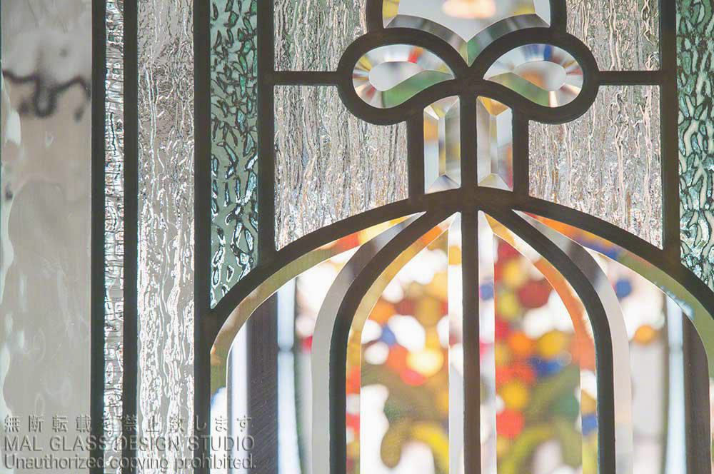 面取ガラス越しに見えるステンドグラスがきれいな拡大写真。
