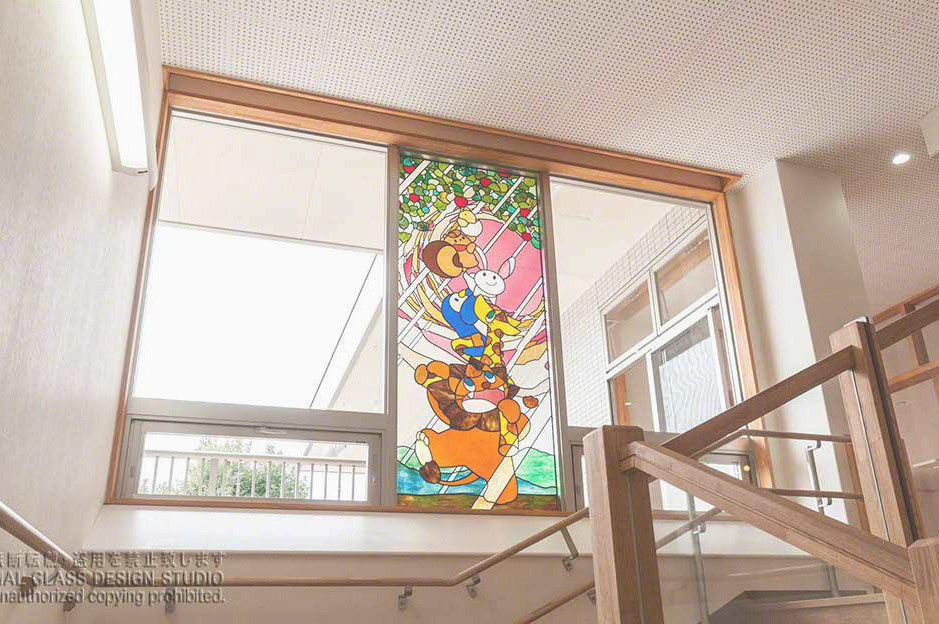 保育園の階段踊り場に取り付けられたかわいい動物のステンドグラス。