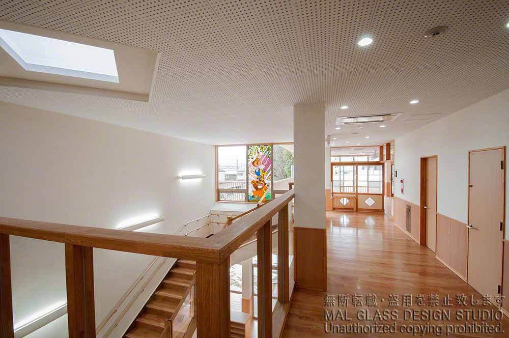 保育園の2階後方から見たかわいい動物達のステンドグラス。