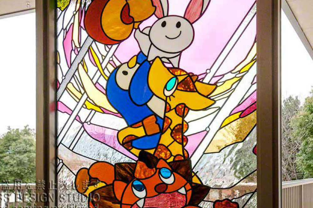 かわいいステンドグラスの施工例。キリンとペンギン部分のクローズアップ。