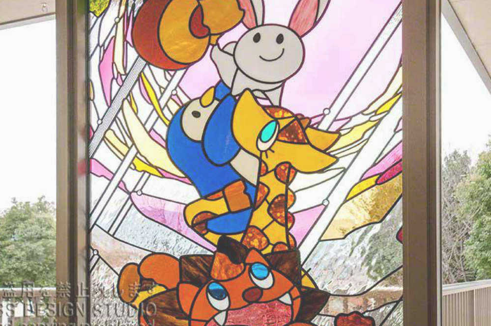 かわいいステンドグラスの施工例。キリンとペンギン部分のクローズアップ。