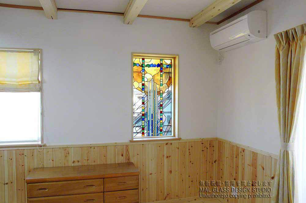 ポップなステンドグラスの施工例。謎の惑星のステンドグラス。